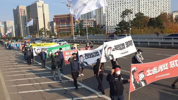 ▲ 민주노총 서울본부와 대학노조, 민주여성노조, 교수노조, 비정규교수노조, 정보경제연맹은 마포역에서 서울대회를 열고 여의도까지 행진했다.