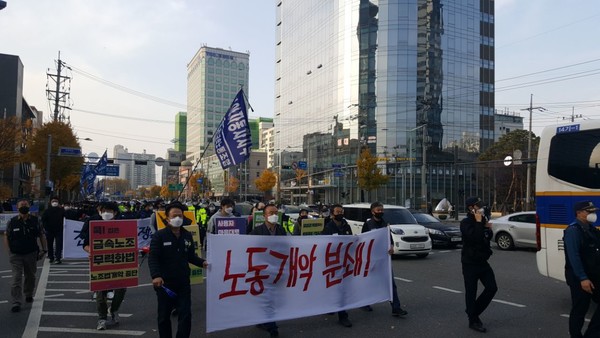 ▲ 금속노조는 서울 남부고용노동청에서 KBS 본관까지 행진을 벌였다. 대방역 인근 대오는 전경련 회관까지 행진했다.