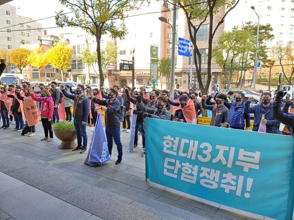 ▲ 사무금융연맹은 노동개악 저지, 전태일 3법 쟁취를 촉구하고, 현대캐피탈지부 현대카드-커머셜지부 단협 쟁취를 결의하며 경총 앞에서 여의도까지 행진했다.