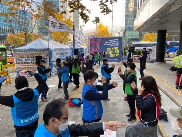 ▲ 서비스연맹 조합원들은 노조할 권리, 죽지않고 일할 권리, 노동기본권 보장, 고용안정 보장 등의 요구를 내걸고 서울고용노동청 앞 특수고용노동자 결의대회를 비롯해, 샤넬코리아 본사, 신설설농탕 이태원점, MBK 본사, 한진택배 본사, 코웨이 본사, 광화문 정부종합청사 앞에서 결의대회, 기자회견 등을 열었다.