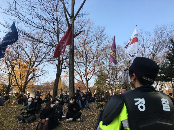 이날 혹시 모를 코로나19 방역 지침 위반에 대응한다면서 경찰이 방패 무장을 하고 대회장을 둘러싸는 등 과잉대응해 눈살을 찌푸리기도 했다.