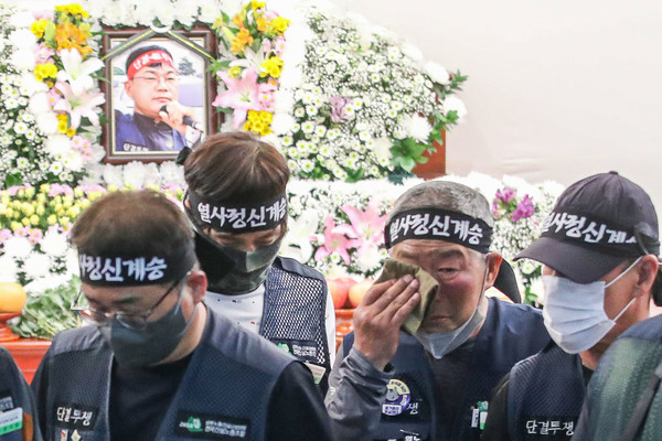 ▲ 건설노조 조합원들이 양회동 열사를 조문하며 눈물을 훔치고 있다. ⓒ뉴시스
