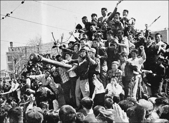 ▲ 4월 혁명 당시 성난 군중들이 계엄군 탱크를 점령하고 환호하고 있다.[사진 : 4월혁명회]