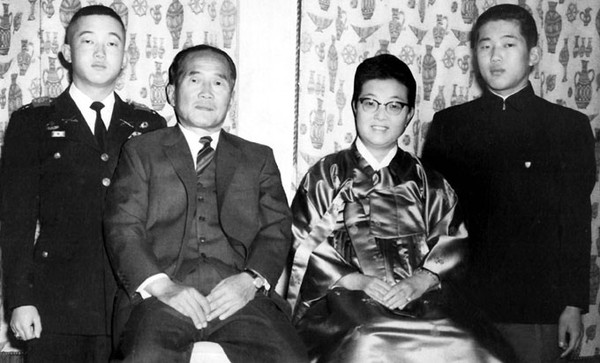 ▲ 집단 가족자살로 오욕의 삶을 끝내기 전의 이기붕 일가 모습. 왼쪽부터 장남 강석, 이기붕, 박마리아, 차남 강욱[사진 : 인터넷 캡처]