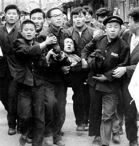 ▲ 조영건 서울법대생(3년, 뒷줄 왼쪽에서 세번째 안경 쓴 이)이 1960년 4월 19일 오후 2시 서울 경무대 앞에서 시위중 총에 맞은 중학생을 부축해 병원으로 옮기고 있다.[사진 : 인터넷 캡처, 수유리 4.19혁명 자료관에도 보관되어 있다.]