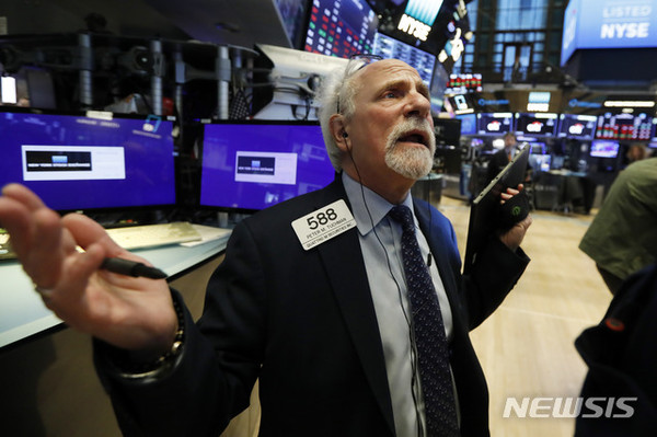 ▲ 4월 23일 미국 연방준비제도(Fed·연준)가 국채와 모기지 채권을 무제한 매입하는 ‘무제한 양적완화’ 등의 파격 조치를 내놨지만 뉴욕 증시의 하락세를 막지 못했다. 뉴욕증권거래소(NYSE)의 아인슈타인이라고 불리며 가장 사진을 많이 찍히는 주식 트레이더 피터 터크먼도 코로나 확진판정을 받았다.[사진 : 뉴시스]