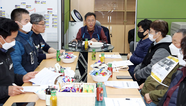 ▲ 김명환 민주노총 위원장은 코로나19로 정리해고, 고용불안 위기에 놓인 항공, 공항 노동자들과 긴급 간담회를 열기도 했다. [사진 : 뉴시스]