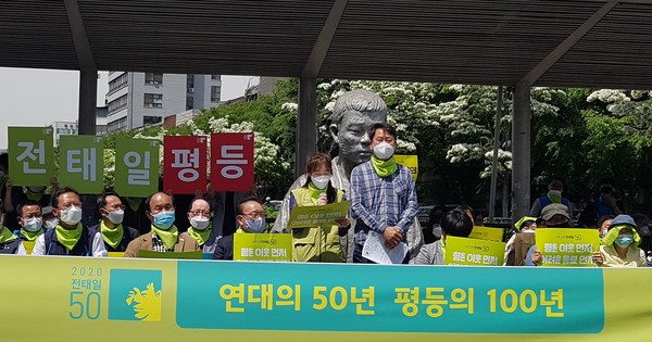 ▲ 이날 출범선언문은 대구 동산병원에서 코로나19에 맞서 싸운 국립중앙의료원 간호사 이선아 씨와 전태일의 후예로 봉제노동자의 권리를 위해 앞장서온 이정기 서울봉제인지회장이 낭독했다. [사진 : 행사위원회]