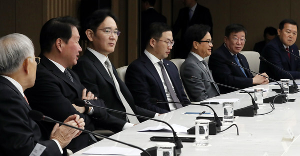 ▲ 지난 2월, 대한상공회의소에서 열린 ‘신종 코로나바이러스 감염증(코로나19)’ 대응 경제계 간담회에 참석한 경제계 인사들. 왼쪽부터 손경식 경총회장, 최태원 SK그룹 회장, 이재용 삼성전자 부회장, 구광모 L그룹 회장, 이재현 CJ그룹 회장, 윤여철 현대자동차 부회장, 황각규 롯데그룹 부회장. [사진 : 뉴시스]