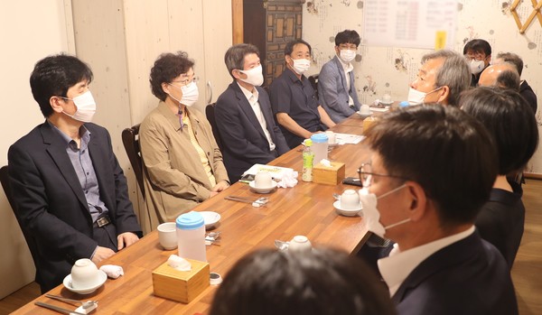 ▲이창복 6.15공동선언실천 남측위원회 상임대표의장을 비롯한 8.15추진위 상임대표단이 3일 이인영 신임 통일부 장관과 서울정부종합청사 인근에서 오찬 간담회를 진행했다. [사진 : 8.15추진위]