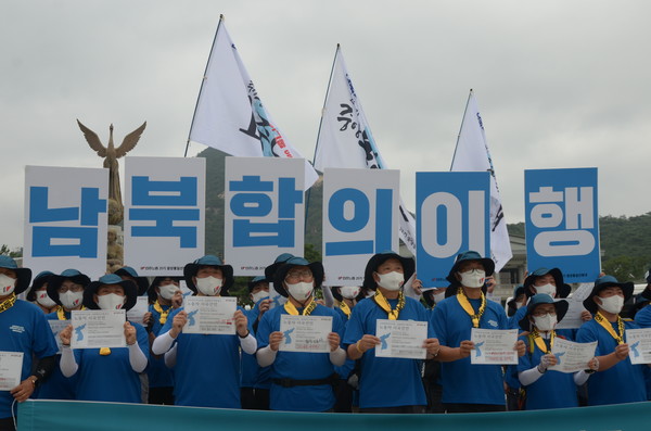 ▲ 민주노총이 14일 오전, 청와대 앞에서 노동자 시국선언을 청와대에 전달하기 위해 기자회견을 열었다.