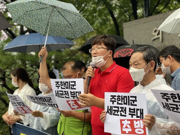 ▲ 요구안을 발표하고 있는 노정현 부산 미세균전부대 추방 시민대책위 공동대표 [사진 : 민플러스]