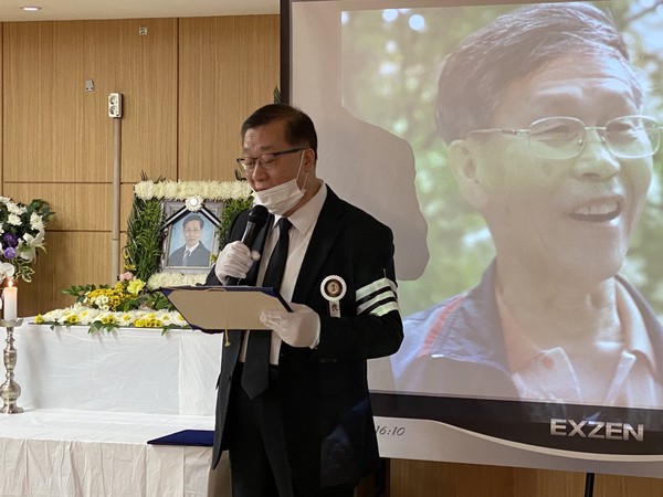 ▲ 호상인사를 하고 있는 김호현 양심수 후원회 이사, 전 회장) [사진 : 민플러스]