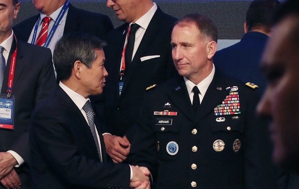 정경두 국방부 장관이 주한미군사령관 로버트 에이브럼스 한미연합군사령관 겸, 유엔군사령관과 인사를 하고 있다. [사진 : 뉴시스]