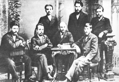 ▲ 페테르부르크 '노동자계급 해방투쟁동맹'의 지도자들. 앞줄 왼쪽에서 세 번째가 블라디미르 울리야노프(레닌)이다.