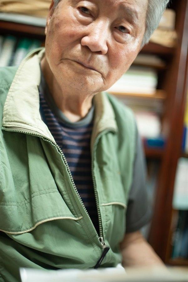 ▲올해 94세의 김교영 선생 그의 뒤에 있는 서가에 평생 모은 자료가 있다[사진 : 민병래]