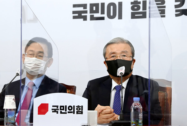 ▲ 정부개정안에 고용, 임금유연화까지 주문한 김종인 국민의힘 비상대책위원장. [사진 : 뉴시스]