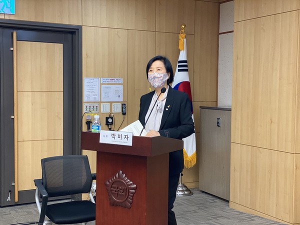 ▲ 2부 사회를 맡고 있는 박미자 7조부터폐지운동 시민연대 운영위원장