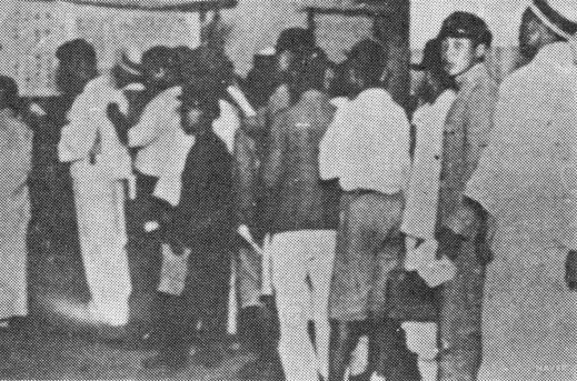 ▲ 창씨개명 신청을 위해 줄 서있는 조선인들[ 사진=한국근현대사사전]