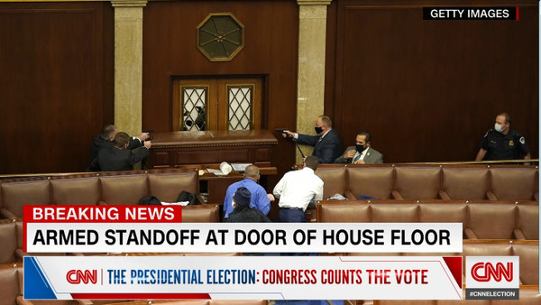 ▲ 상하원 합동회의가 열린 미 연방 의사당 창문이 깨지고, 의사 진행은 중단되었다. [영상 갈무리]