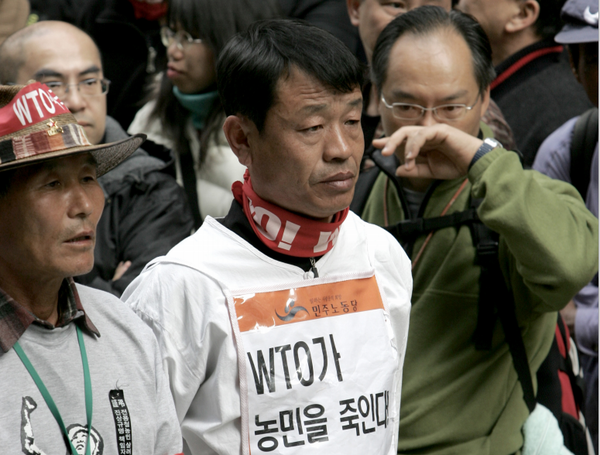 ▲ WTO 반대 투쟁. 정광훈 전농 의장님과 함께.