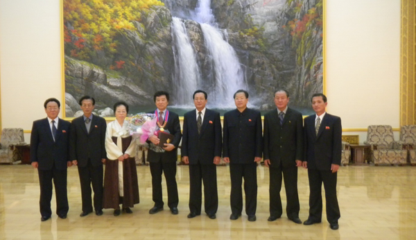 ▲ 2012년, 문상민 평양의학대학 병원장, 홍종휘 민족과학기술협회 국장, 강춘금 서기장, 김용진 부총리(교육상), 김천희 통일전선부 국장 등과 함께.