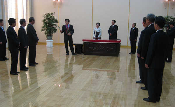 ▲ 2012년 10월, 명예박사증을 받고 마치 통일학 박사라도 받은 것처럼 연설하는 꼴이다.