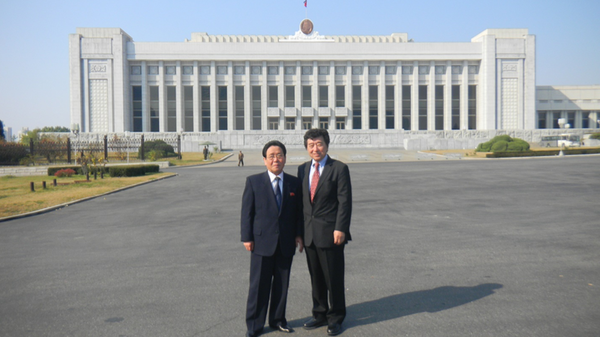 ▲ 2012년 만수대 의사당. 동갑내기 문상민 김일성종합대학 평양의학대학 병원장과 함께. 임상학 부장, 의학대학 학생들과 교직원 모두가 나의 박사증 수여를 자랑스러워한단다.