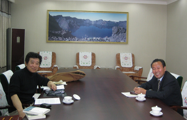 ▲ 2012년, 정기풍 교수와 함께. 북을 방문하는 해외동포들에게 북의 사회주의 제도에 대한 이해를 돕는다.