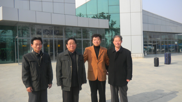 ▲ 2012년, 송별하러 평양공항까지 배웅나온 (왼쪽부터) 정광훈 외사과장, 문상민 병원장, 박송철 정형외과장. 우리겨레만의 끈끈한 못 말리는 정(情).