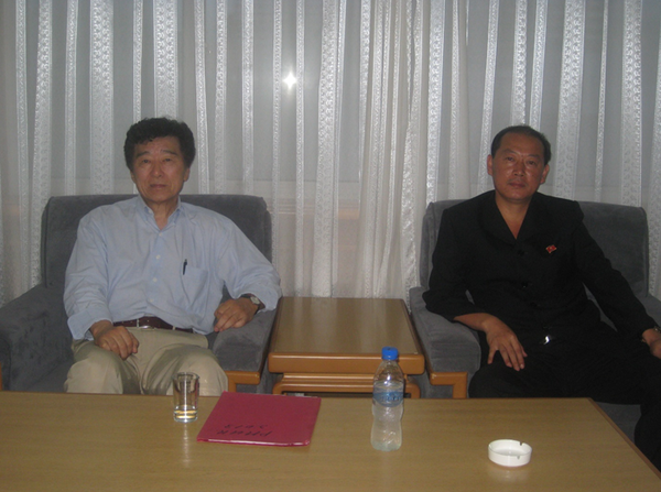 ▲ 2013년 6월, 고려동포회관에서 6.15선언 북측 양철식 부위원장과 네 번째 책 '밖에서 그려보는 통일-남북연합방'외 앞서 출판한 세 개의 책 보따리를 다 팔았다. 봉이 김선달은 대동강 물도 제 물 인양 팔아 먹었다던데, 난 외상으로?