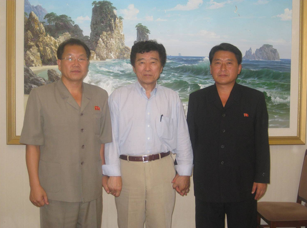 ▲ 2013년 6월, 해외동포위원회 김천희 국장과 맹경일 부부장 손잡고 북핵은 ‘민족의 핵’으로. 해외동포와 손 굳게 잡듯이… 남북 동포들 손 잡기 더 해 주시길!