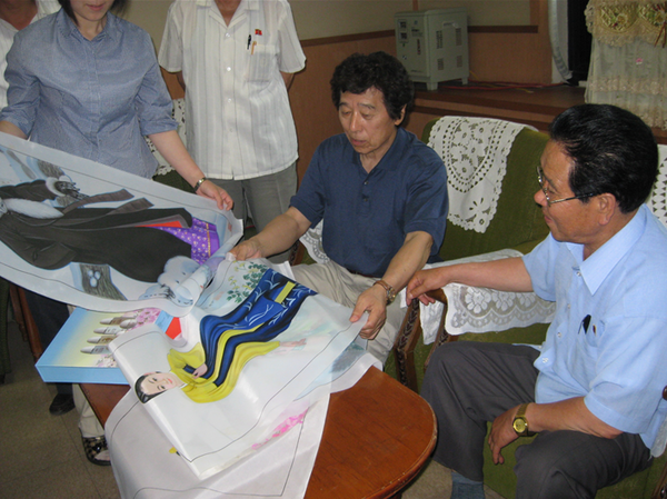 ▲ 2013년 9월, 평양의학대학 문상민 병원장으로부터 받은 조선 특유의 예술작품들. 북의 독특한 양면 수예품의 아름다움이 기가 막혔다.