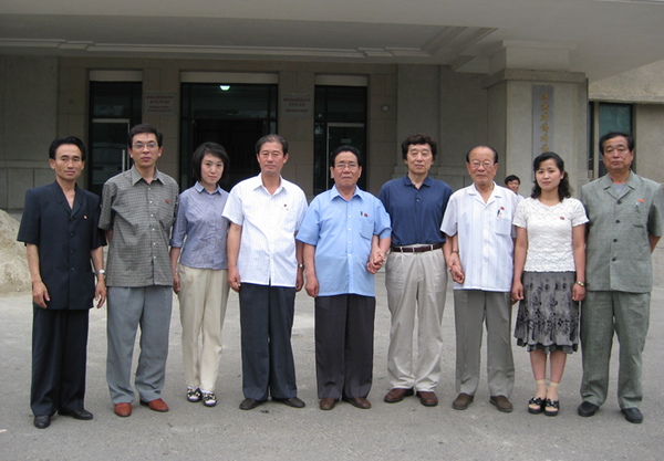 ▲ 2013년 9월, 내가 떠나는 날엔 늘 그랬듯이 평양의학대학병원 앞 뜰에서 다음 해 다시 만날 날을 기약하며 작별했다. 평의대 원장, 원로 장 선배님과 굳게 손잡고. 그리고 과장들과 간호원들.