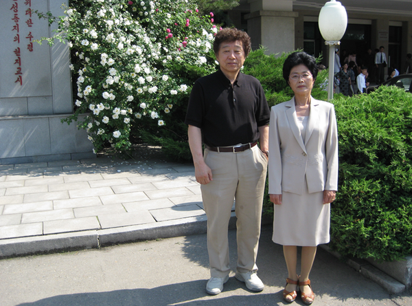 ▲ 2009년 5월부터 함께 했던 나의 동행, 리화일 동무와 이별하게 되었다. 그녀는 나의 수술일정을 도우며 오후에는 평양의 여러 사적지며 박물관, 인민대학습당 등에 안내해 주었다. 병원 관련 일 말고도 나의 통일문제 원고들까지 관련 부서들과 연계시켜 주는 등 내 체재 기간이 모자랄 정도로 도와주었다. 내가 생각지도 못했던 여러 일까지 재치있게 기회를 마련해 주는 등 지칠 줄을 몰랐다. 은퇴 뒤에도 내가 만수대에서 명예박사증 받았을 때 꽃다발을 안겨줬던 그녀였다.