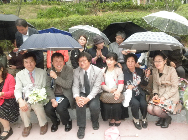 ▲ 2013년 9월, ‘윤동주 민족상’ 시상식에 함께 한 ‘담쟁이’ 시인 도종환과 시인상 수상자 이정록 시인. 2009년 8월, 6.15 LA 위원회가 마련한 ‘6.15정신’ 강연에서 도종환 시인은 '담쟁이'라는 시를 들려줬다. “저것은 벽 어쩔 수 없는 벽이라고 우리가 느낄 때, 그때 담쟁이는 말없이 벽을 오른다. 담쟁이 잎 하나는 담쟁이 잎 수천 개를 이끌고 결국 그 벽을 넘는다”.