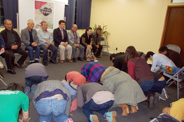 ▲ 2015년 정월 초하루, ‘청년상 패’ 안겨주고 세배하는 회원들.