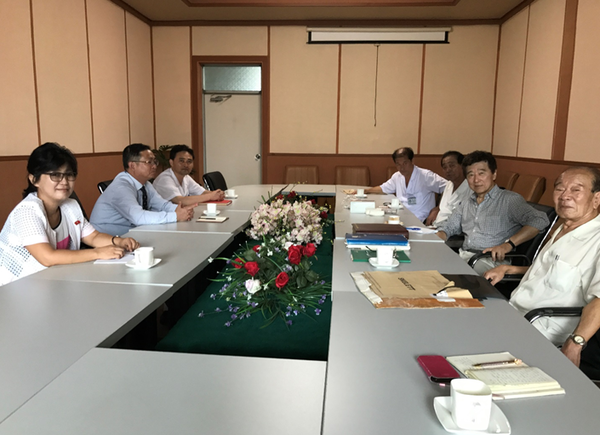 ▲ 2017년 8월 평양의학대학병원. (왼쪽부터) 석춘영 외사부장, 홍석관 병원장, 최명환 부원장, (건너편 앞쪽부터) 장창호 원로, 오인동, 김희만, 박송철, 과장 선생들과도 재회하고 수술도 도왔다. 그러나 ‘김정일 2.16과학기술상’을 수여키로 결정했다는 영예를 다음 기회에 받게 해 달라고 했다.