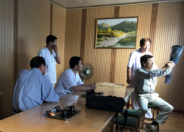 ▲ 2017년 8월, 평양의대 인공관절 수술 논의. 박송철 정형외과장과 의사들과 X-Ray Film을 보며 수술계획을 준비했다.