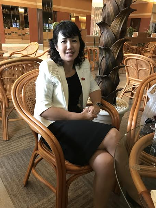 ▲ 안내원 김관순 동무가 대동강 과학기술전당에 솟아오른 대륙간탄도미사일 모형을 보여줬다. 넓다란 2층에는 여러 종류의 컴퓨터가 가득했고 학생들은 자판을 두들기고들 있었다. 그녀가 소리의 전파를 시험해 보자며 금속관 튜브 입구에 나를 세워놓고 자신은 30여 미터 떨어진 곳에서 서로 통화를 해 보자며 조용히 말을 걸어 보란다. 무슨 말을 할까 하다 언뜻 부드럽게 “I Love You!” 했더니 곧 “Me Too!”가 들려 왔다. 그 재치에 놀랐다. 관순 동무는 유럽과 아랍지역국 조선 대사 부인이었다. 이것이 외국에도 능통한 오늘의 북 여성의 모습이다.