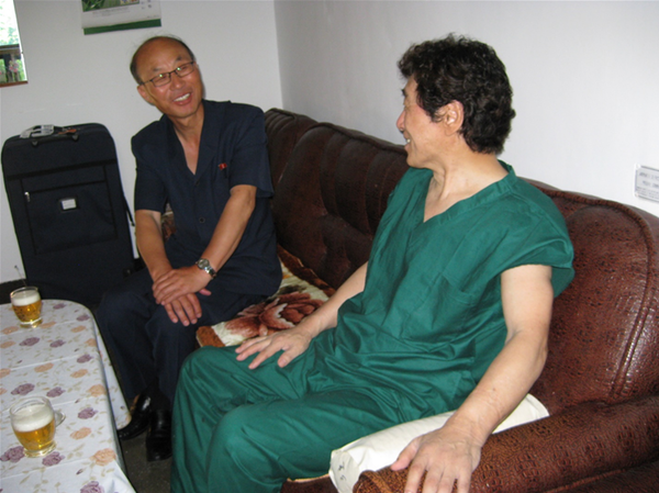 ▲ 2010년 6월, 농촌에서 모심기 노력 봉사를 하고 가방을 든 채 평양의대병원 수술실로 찾아온 박철 아태평화위원의 새까맣게 탄 얼굴. 그는 박학다식, 성실, 겸손한 평양 외국어대학 언어학 전공의 기막힌 문장가, 외교관이다.