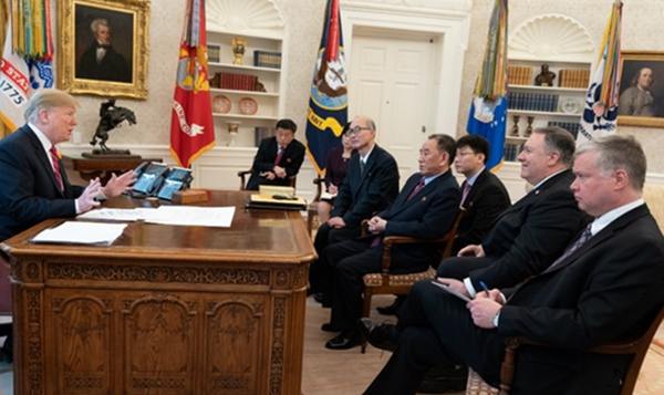 ▲ 2019년 1월, 백악관에서 트럼프 대통령과 대좌하는 북 김영철 부장과 박철, 김성혜 위원 (트럼프 앞 왼쪽에서 두 번째 김성혜, 박철, 김영철 순).