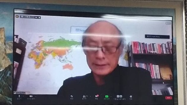 ▲ 통역 중인 정기열 21세기연구원 원장