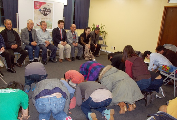 ▲ 2015년 정월 초하루, ‘청년상 패’ 안겨주고 세배하는 ‘진보의 벗’ 회원들.