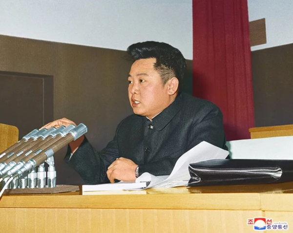 ▲ 1975년 3월의 김정일 위원장의 모습 [사진 : 조선중앙통신 칼무리]