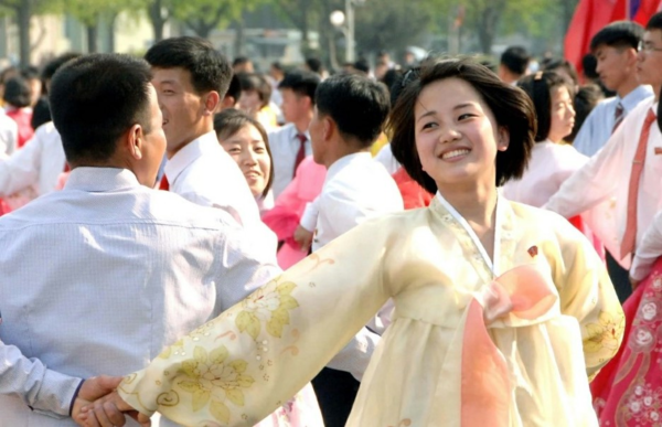 ▲ 북 군중무용 [사진 : 조선의 오늘 갈무리]