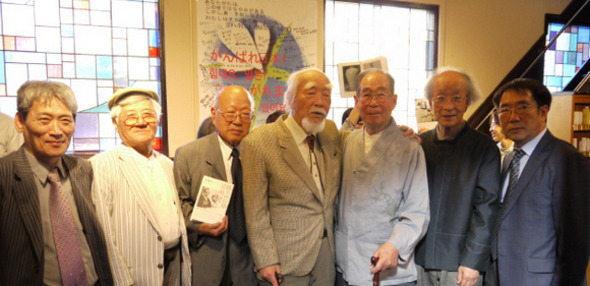 ▲ 2012년 2월 12일 일본 도쿄 니시카타마치교회에서 열린 박형규 목사의 회고록 '내 믿음은 길 위에 있다' 일본어판 출간 기념회에서 박 목사가 도와준 사람들과 함께 기념촬영을 하고 있다. 왼쪽부터 한국어판 저자인 성유보 한겨레 전 편집위원장, 채현국 효암학원 이사장, 임재경 전 한겨레신문사 부사장, 재일 민주화운동가 정경모씨, 박 목사, 일어판 번역자 야마다 마사오, 정진우 서울제일교회 목사(2012.5.13) [사진 : 인터넷 블로그 한누리 갈무리]