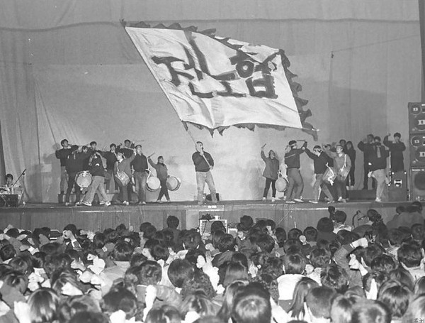 ▲ 한양대 전태일 기념제에서 단상에 등장한 전노협 깃발[사진 : 민주화운동기념사업회]