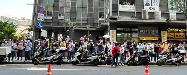 ▲ 동료의 삭발을 먼발치에서 지켜보는 홈플러스 노동자들.