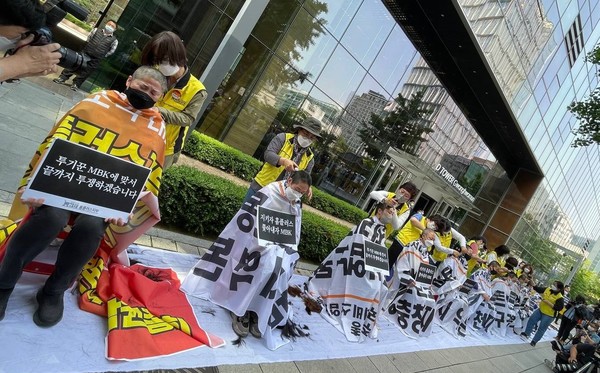 ▲ 이날 마트산업노조 정민정 위원장을 비롯해, 주재현 홈플러스지부 위원장과 각 지역 대표들이 삭발했다.